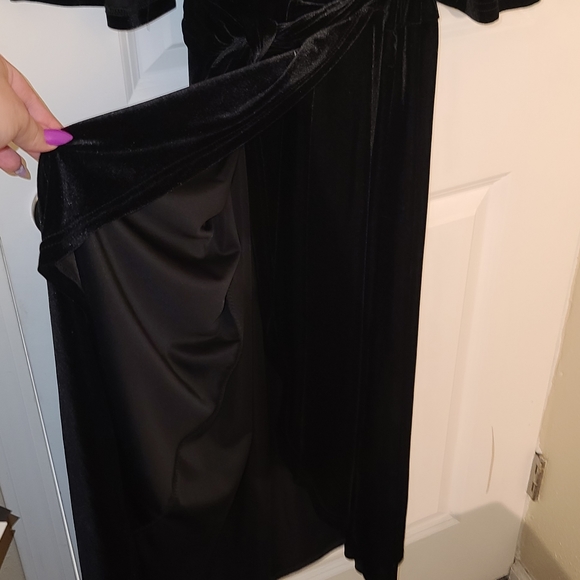 Velvet dress with slit - Picture 3 of 6